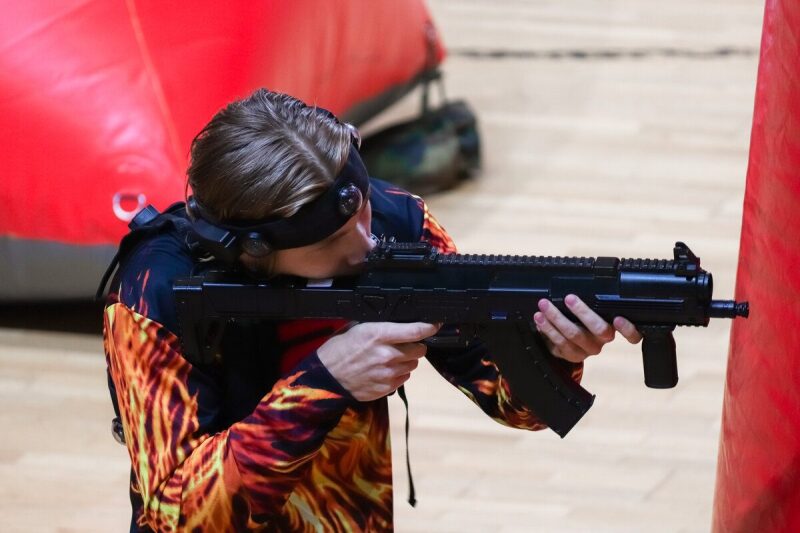 Боец LASERWAR в тактической стойке с оружием